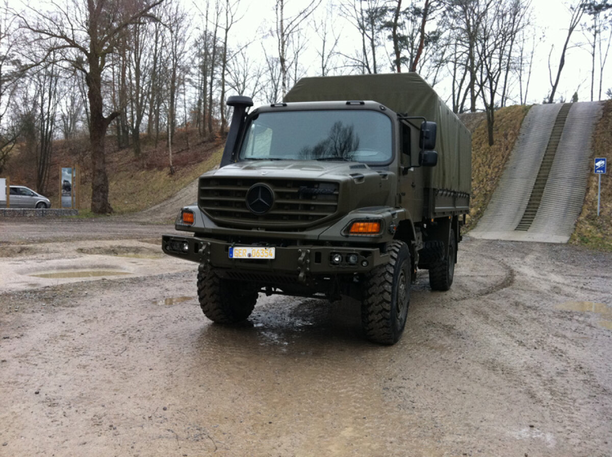 Demonstraţie spectaculoasă » Off-road extrem cu două camioane Mercedes-Benz