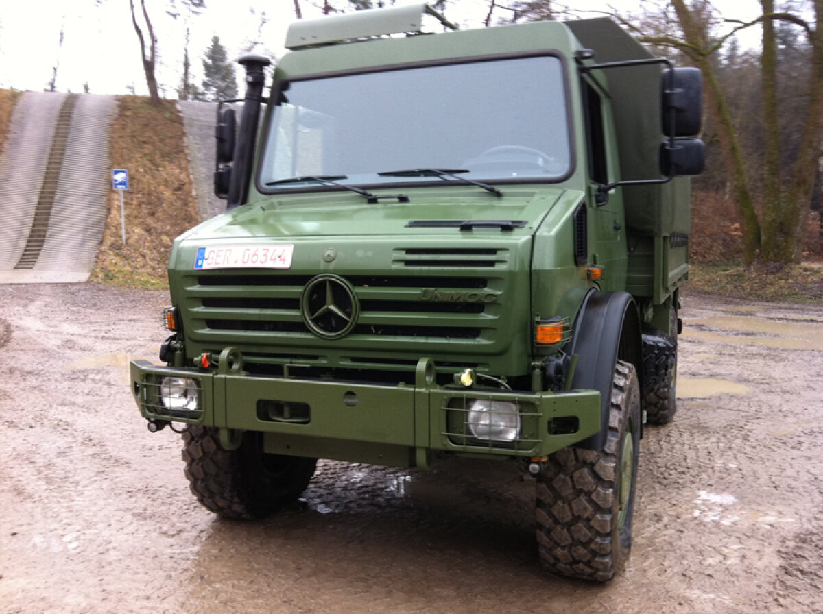 Demonstraţie spectaculoasă » Off-road extrem cu două camioane Mercedes-Benz