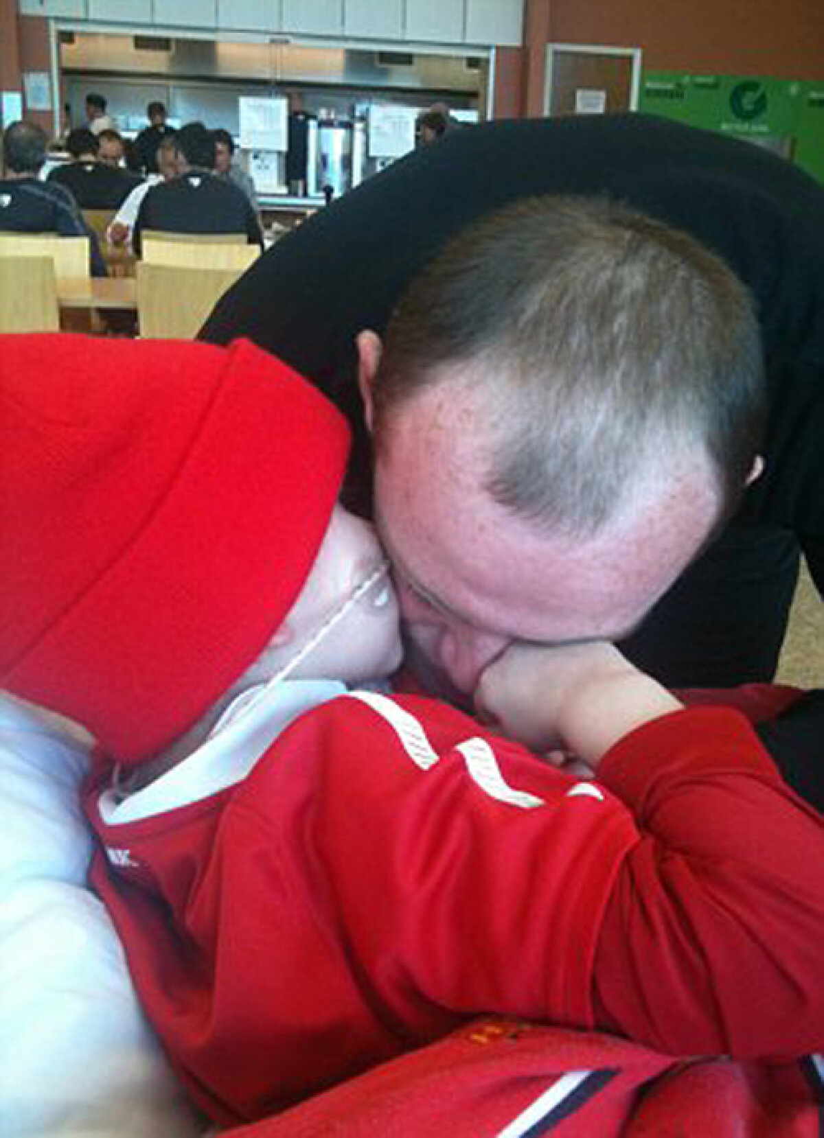 FOTO Cealaltă faţă a lui Rooney » Alături de un copil bolnav de cancer