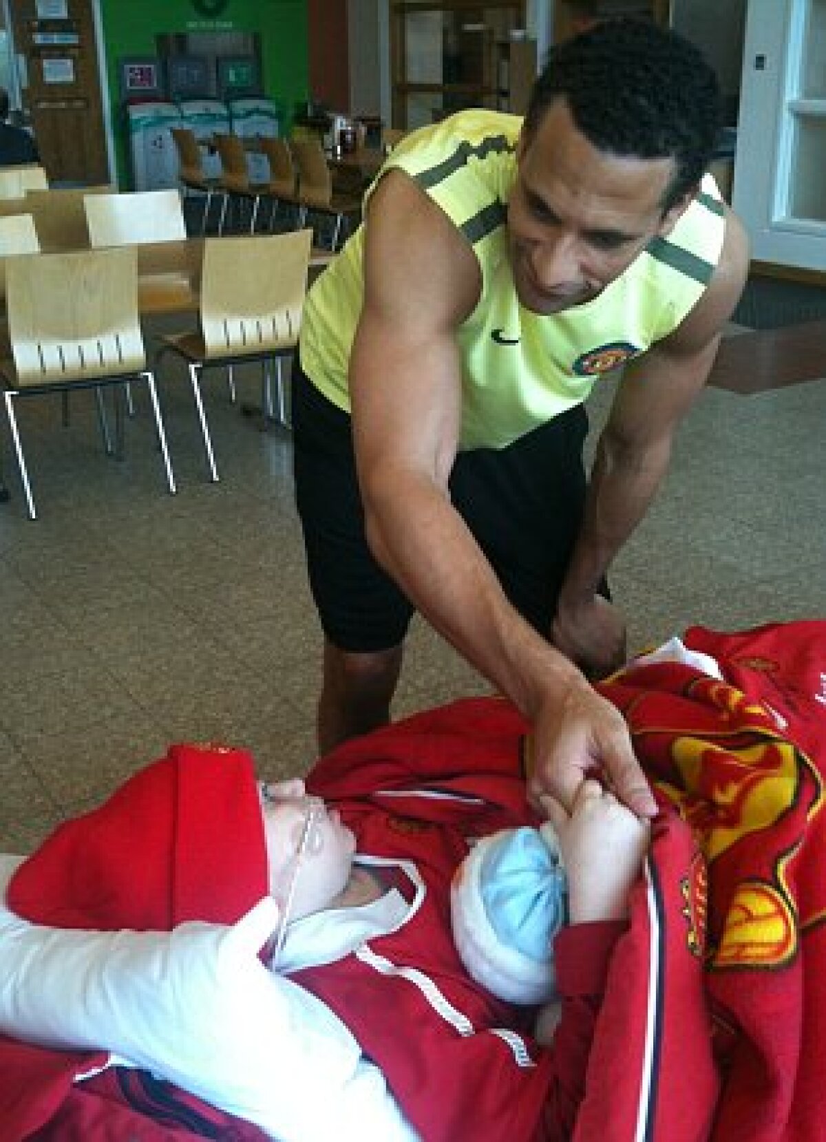 FOTO Cealaltă faţă a lui Rooney » Alături de un copil bolnav de cancer