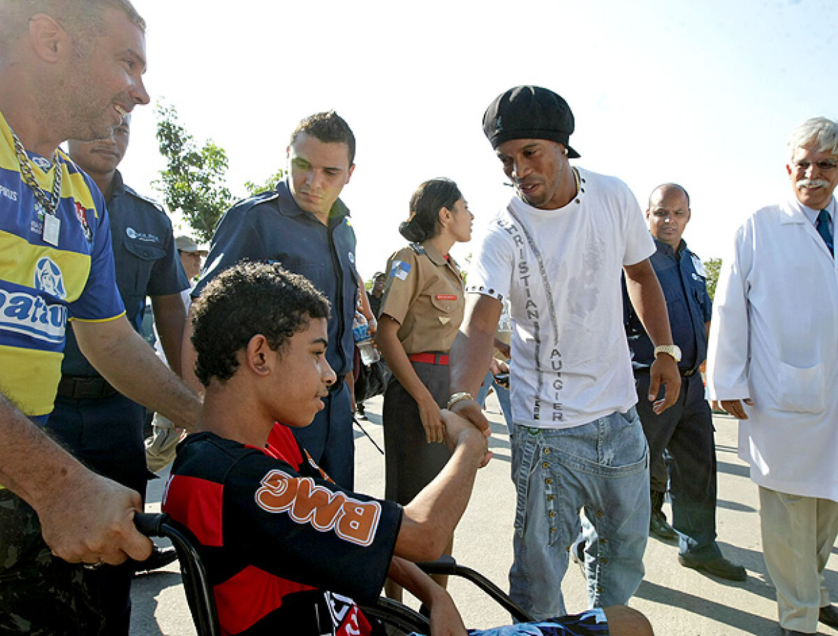 FOTO » Efectul Ronaldinho » A readus zîmbetul pe buze victimelor atacului armat de la Rio