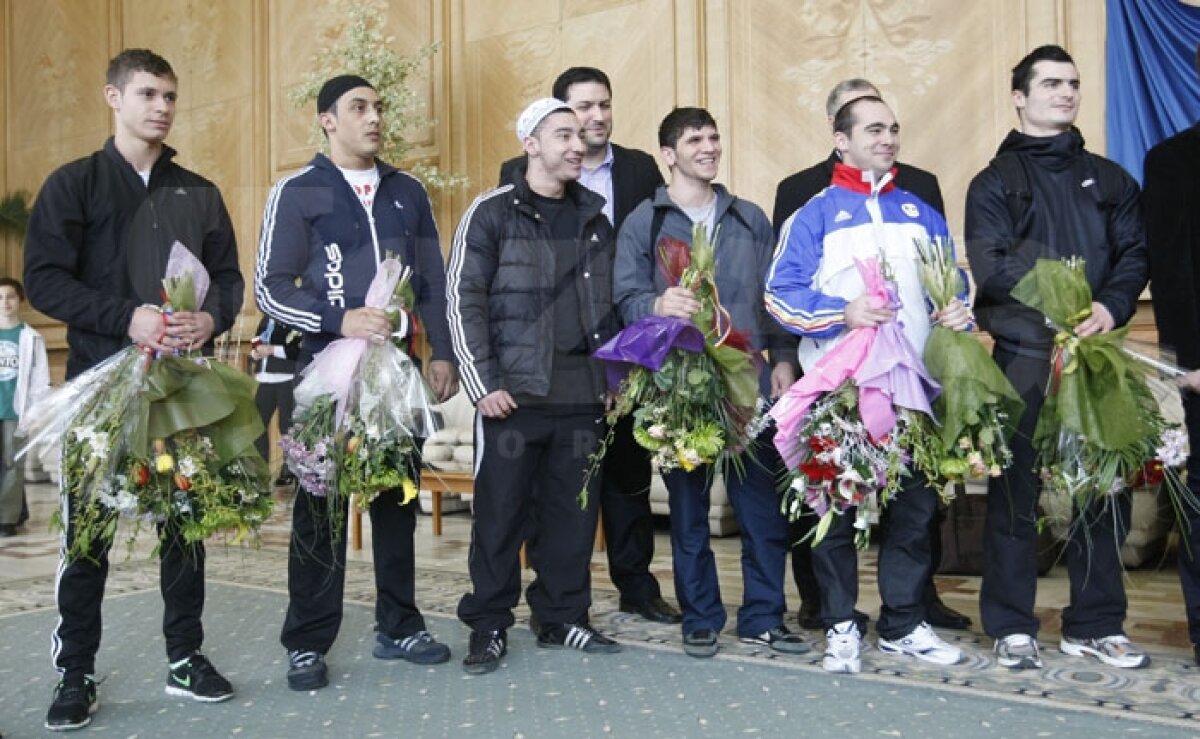 FOTO Halterofilii români au adus în ţară cele 10 medalii obţinute la Europenele din Rusia