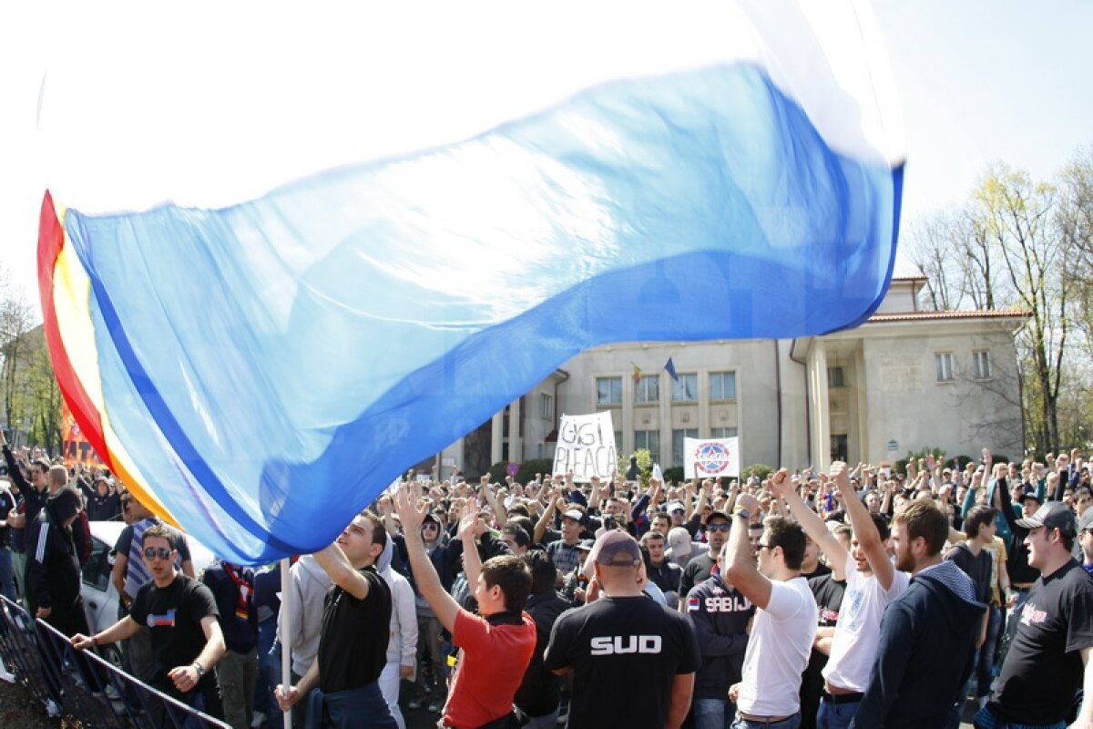 500 de stelişti au protestat în faţa reşedinţei, Gigi a fost pe TV: "Nişte drogaţi"