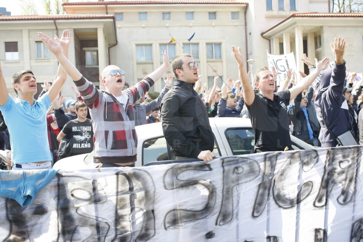 500 de stelişti au protestat în faţa reşedinţei, Gigi a fost pe TV: "Nişte drogaţi"