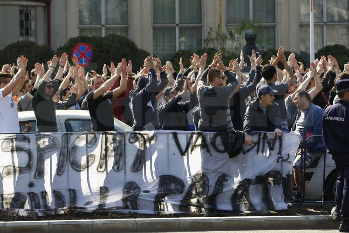 500 de stelişti au protestat în faţa reşedinţei, Gigi a fost pe TV: "Nişte drogaţi"