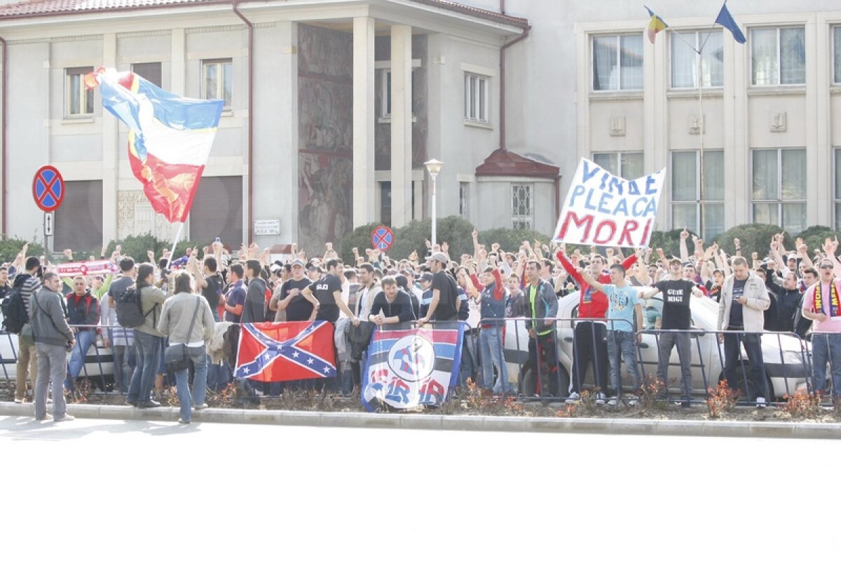 500 de stelişti au protestat în faţa reşedinţei, Gigi a fost pe TV: "Nişte drogaţi"