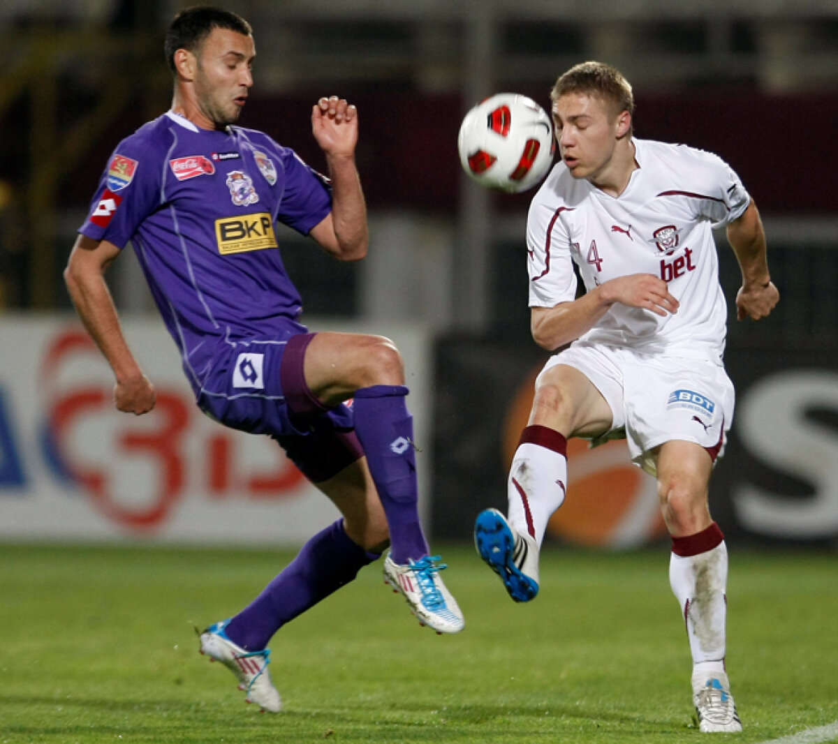 fazeVIDEO » Rapidul administrează Timişoarei prima înfrîngere a sezonului. Oţelul rămîne lider!