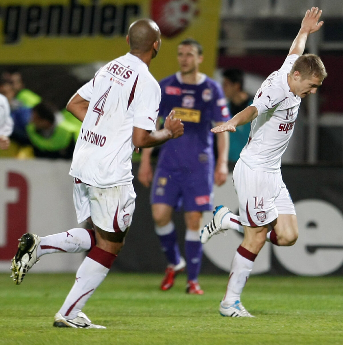 fazeVIDEO » Rapidul administrează Timişoarei prima înfrîngere a sezonului. Oţelul rămîne lider!