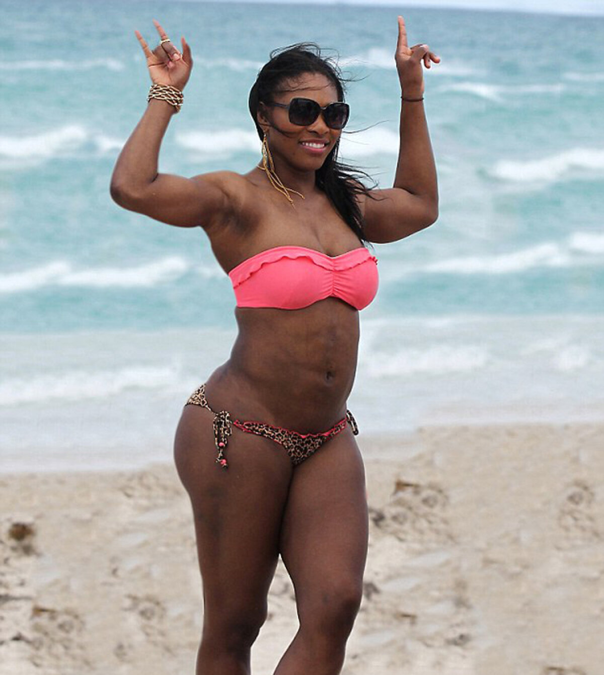 Lebăda neagră :D Serena Williams dansează pe plajă!