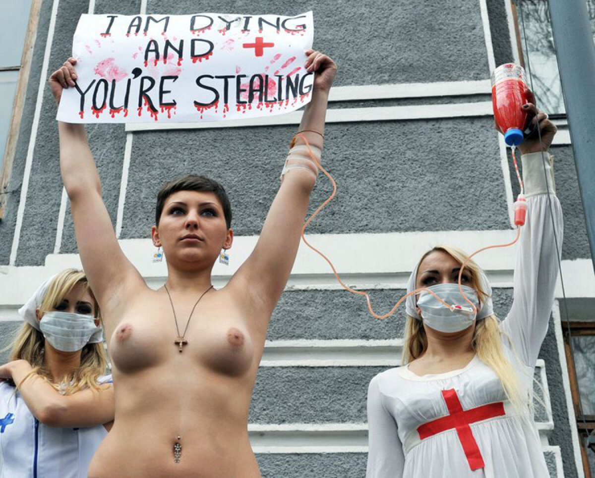 Grupul "Femen" din Ucraina loveşte din nou