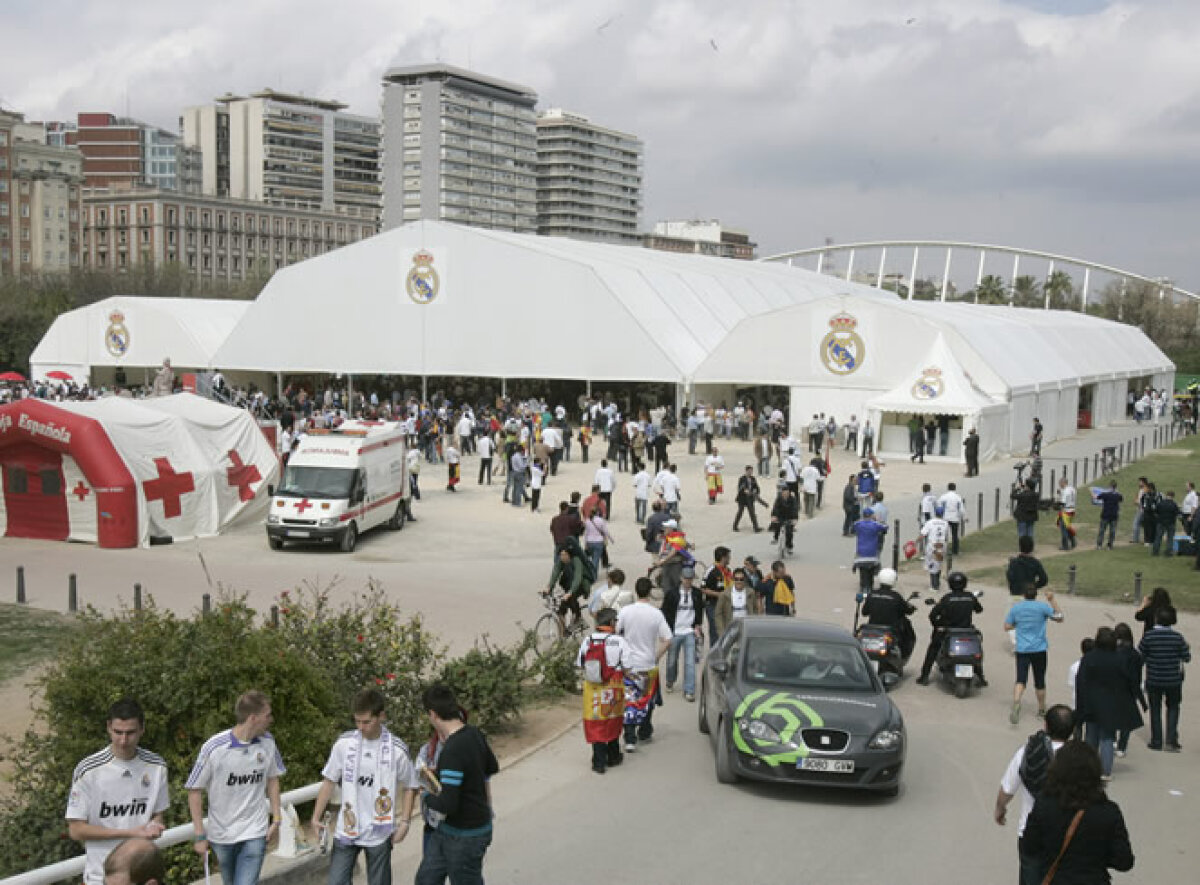 GALERIE FOTO » Fanii au luat cu asalt Valencia! Interes maxim pentru El Clasico!