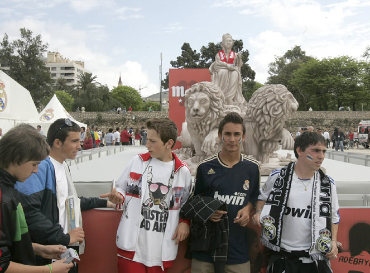 GALERIE FOTO » Fanii au luat cu asalt Valencia! Interes maxim pentru El Clasico!