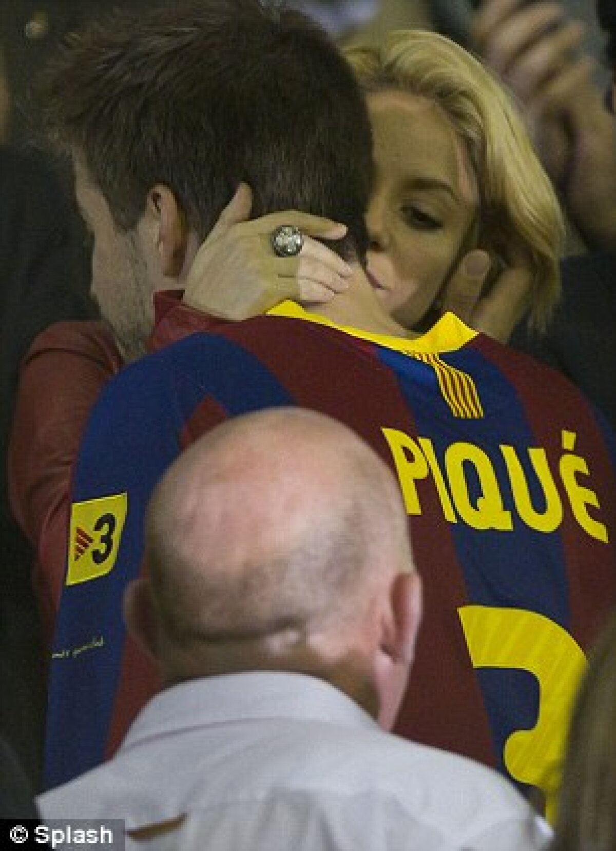 FOTO şi VIDEO » Shakira i-a trimis bezele lui Pique. La final, l-a consolat