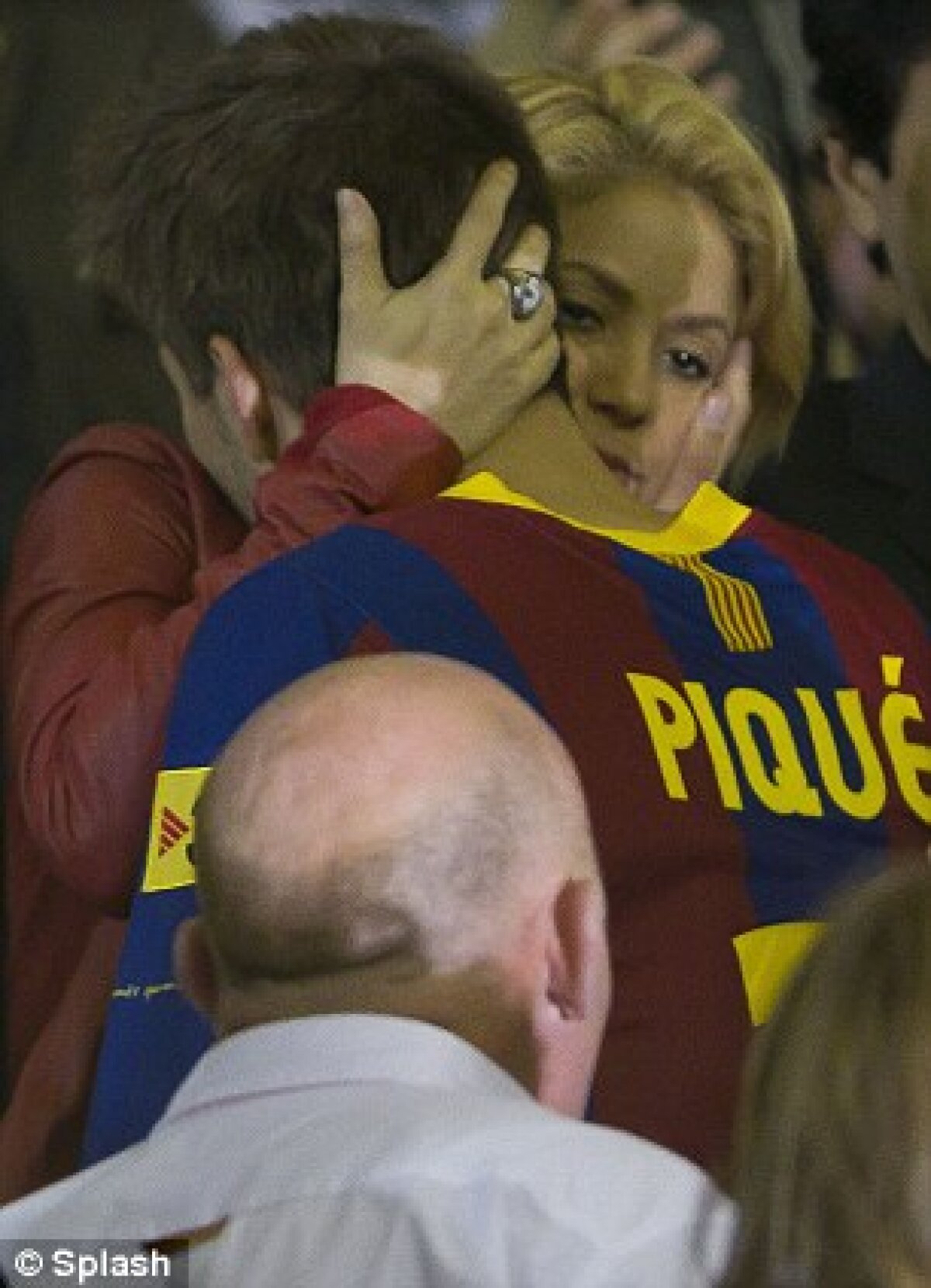 FOTO şi VIDEO » Shakira i-a trimis bezele lui Pique. La final, l-a consolat