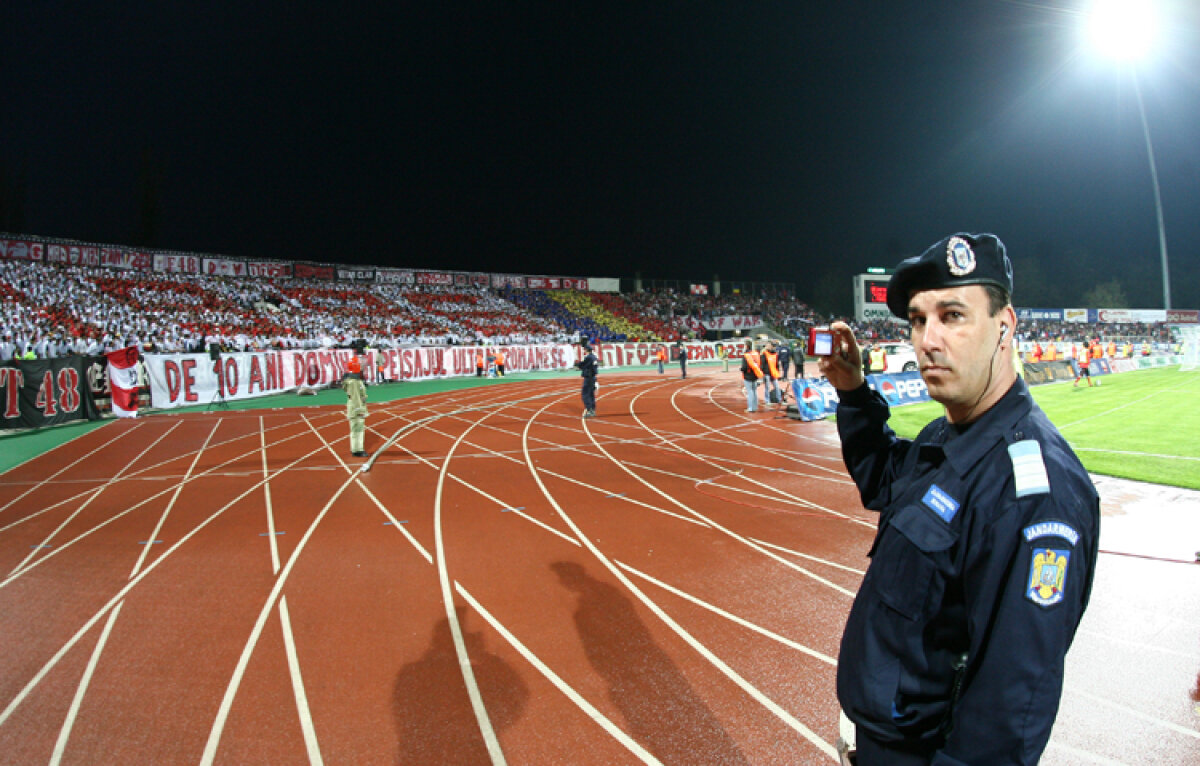 FOTO DERBY-ul care împarte România în două! Peste 50 de bannere cu cele mai fine ironii din ultimii 8 ani!