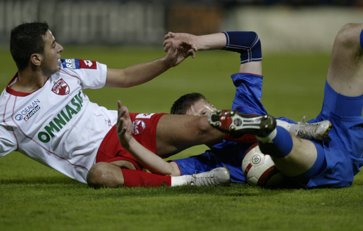 FOTO DERBY-ul care împarte România în două! Peste 50 de bannere cu cele mai fine ironii din ultimii 8 ani!