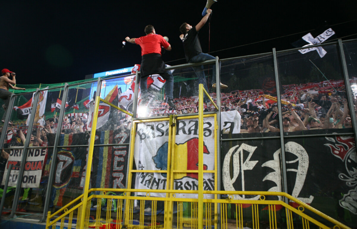 FOTO DERBY-ul care împarte România în două! Peste 50 de bannere cu cele mai fine ironii din ultimii 8 ani!