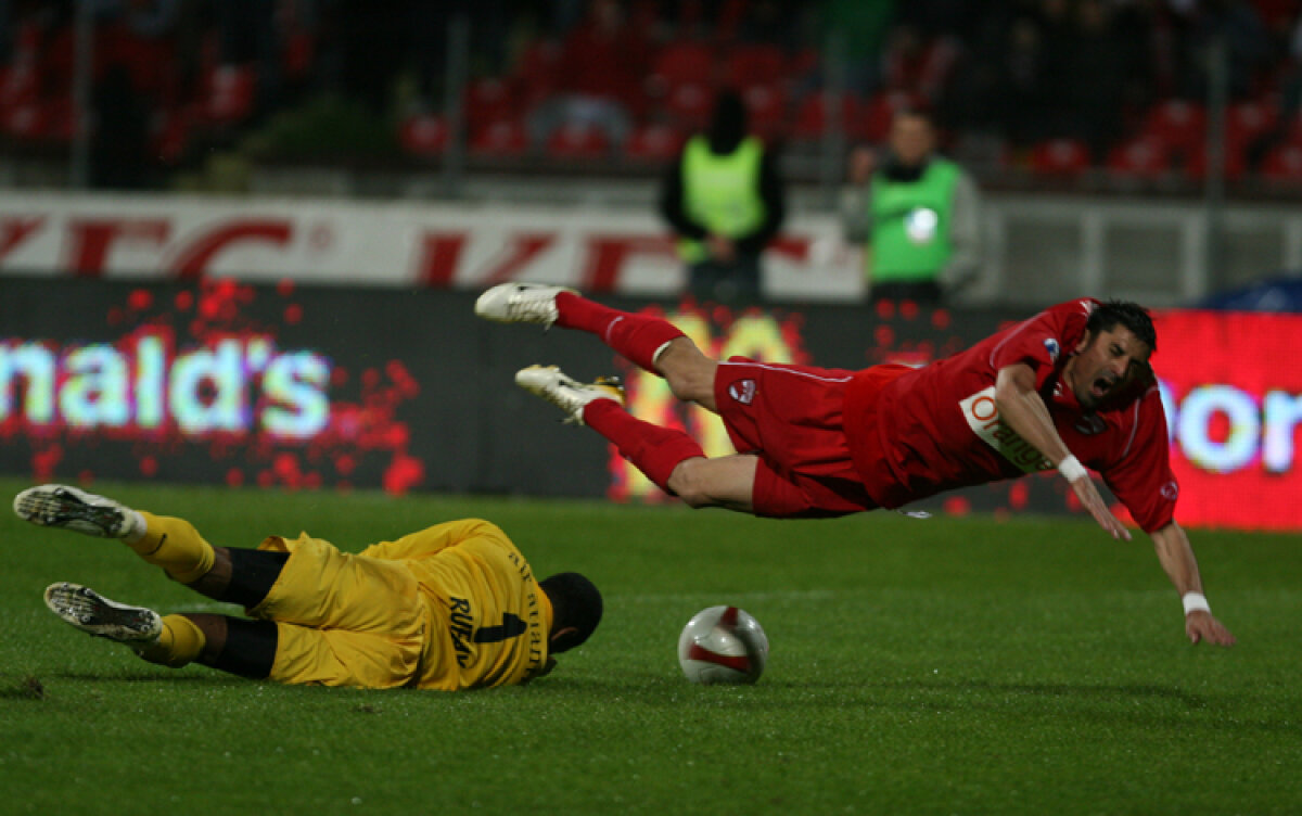 FOTO DERBY-ul care împarte România în două! Peste 50 de bannere cu cele mai fine ironii din ultimii 8 ani!