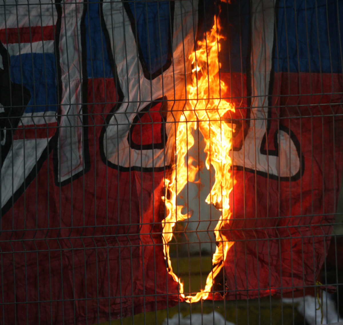 FOTO DERBY-ul care împarte România în două! Peste 50 de bannere cu cele mai fine ironii din ultimii 8 ani!