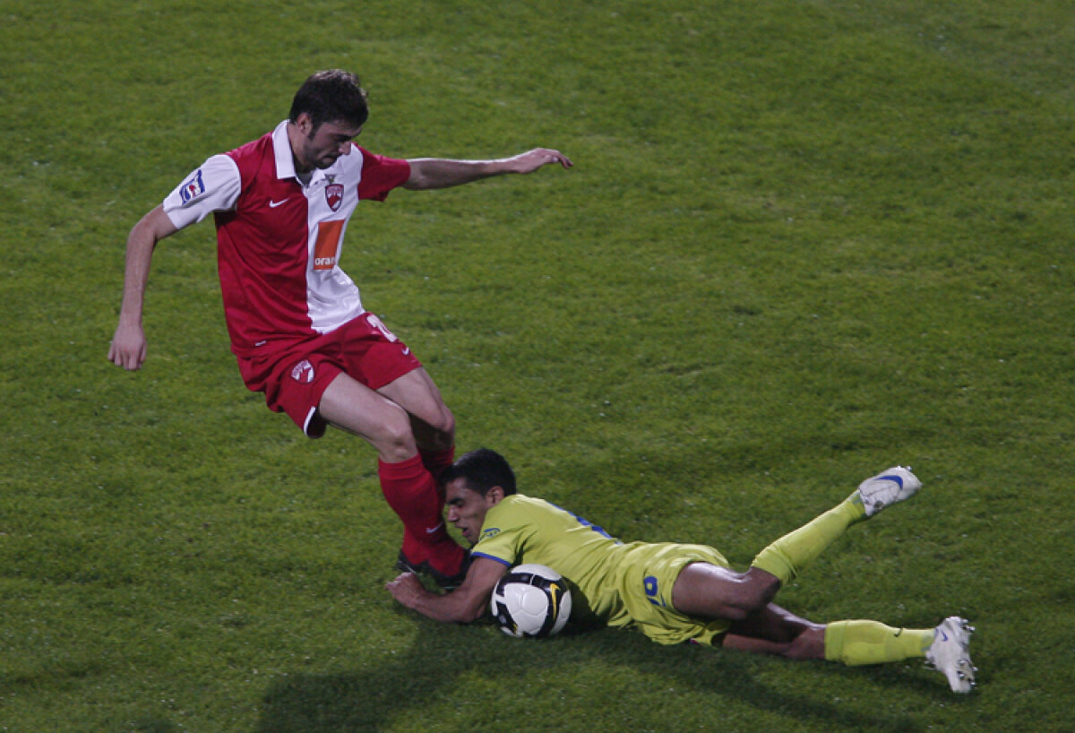 FOTO DERBY-ul care împarte România în două! Peste 50 de bannere cu cele mai fine ironii din ultimii 8 ani!