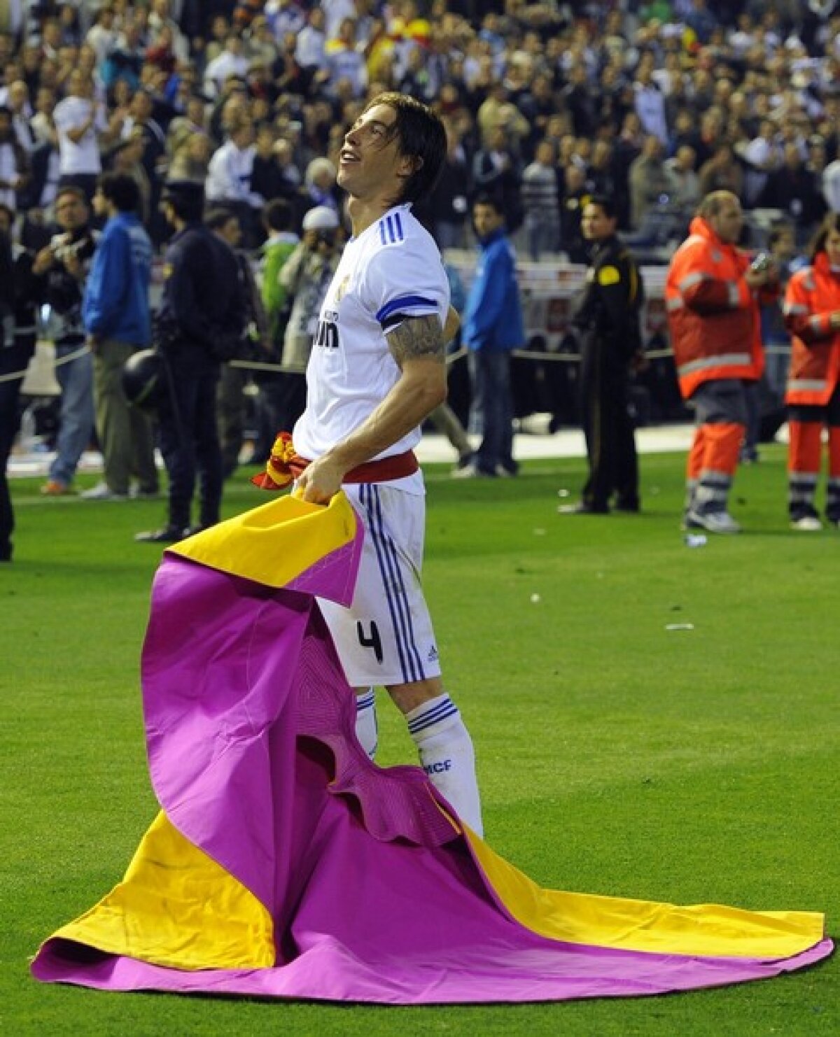 FOTO şi VIDEO de colecţie pentru fanii Realului: toreadorul Ramos i-a înnebunit!