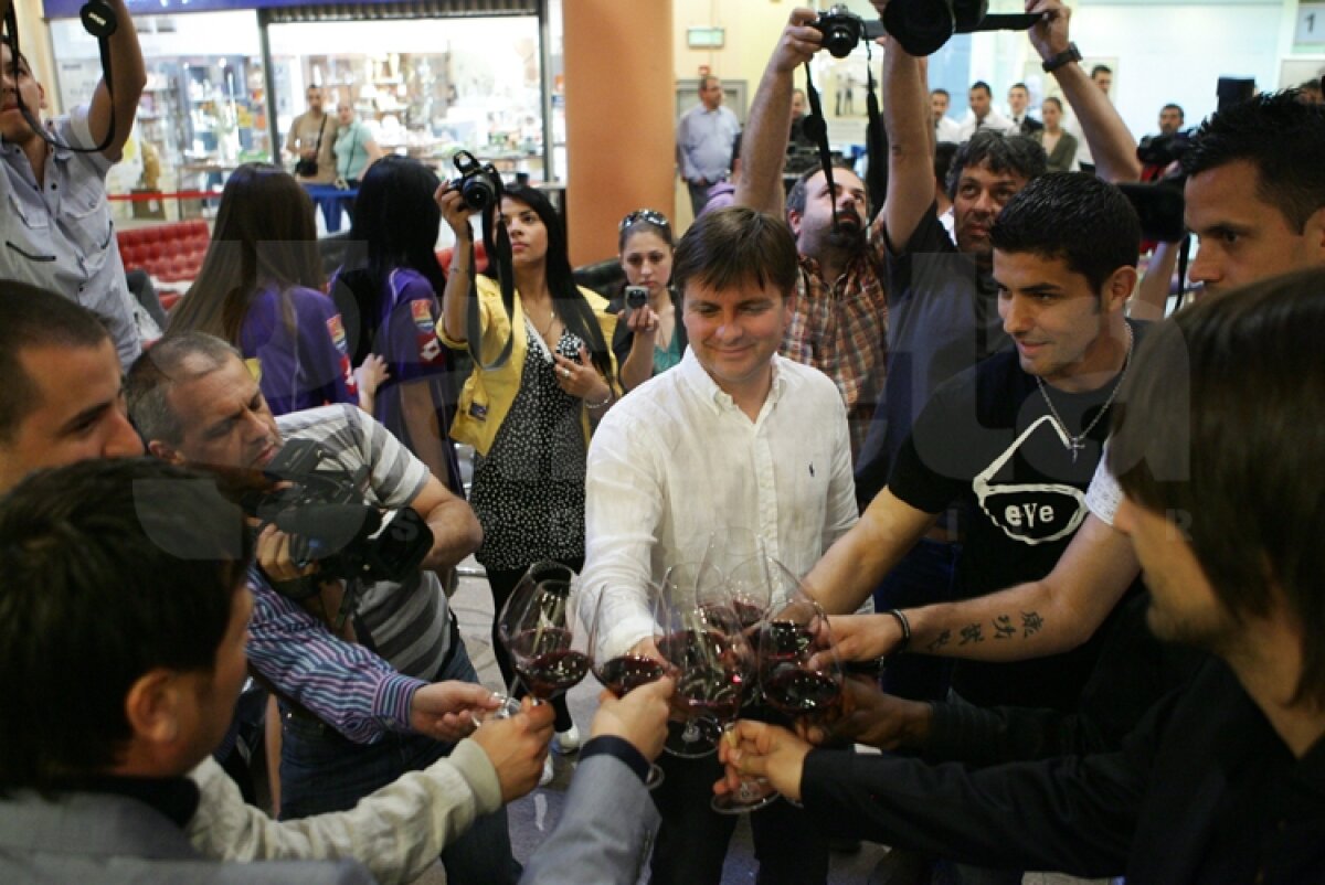 FOTO » Dă-i cu şpriţu' pîn' la meci! La Timişoara, primeşti o stică de vin pentru două bilete cumpărate :)