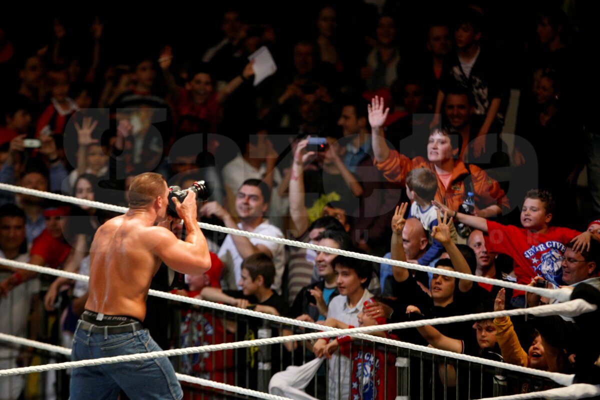 SUPER FOTO » John Cena şi Randy Orton au făcut spectacol la Polivalentă!