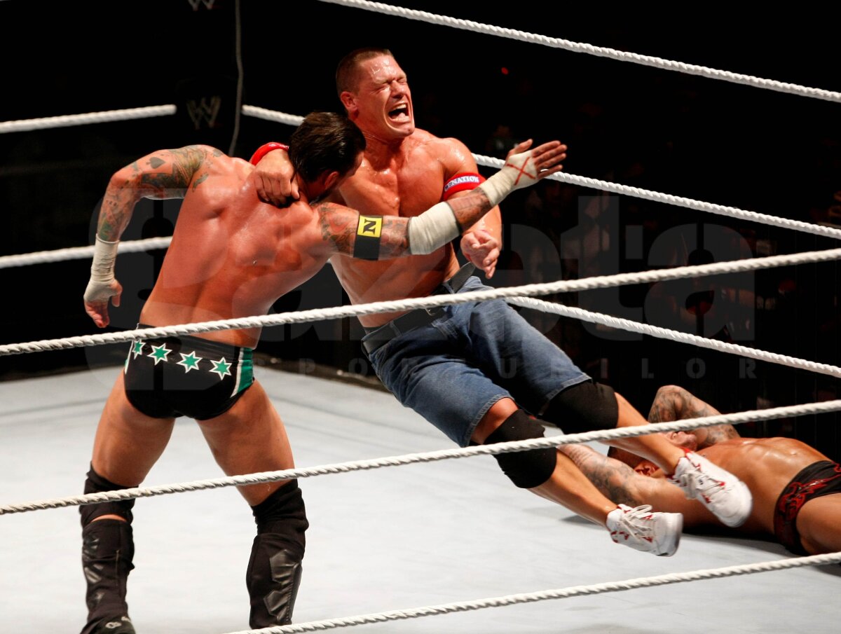 SUPER FOTO » John Cena şi Randy Orton au făcut spectacol la Polivalentă!