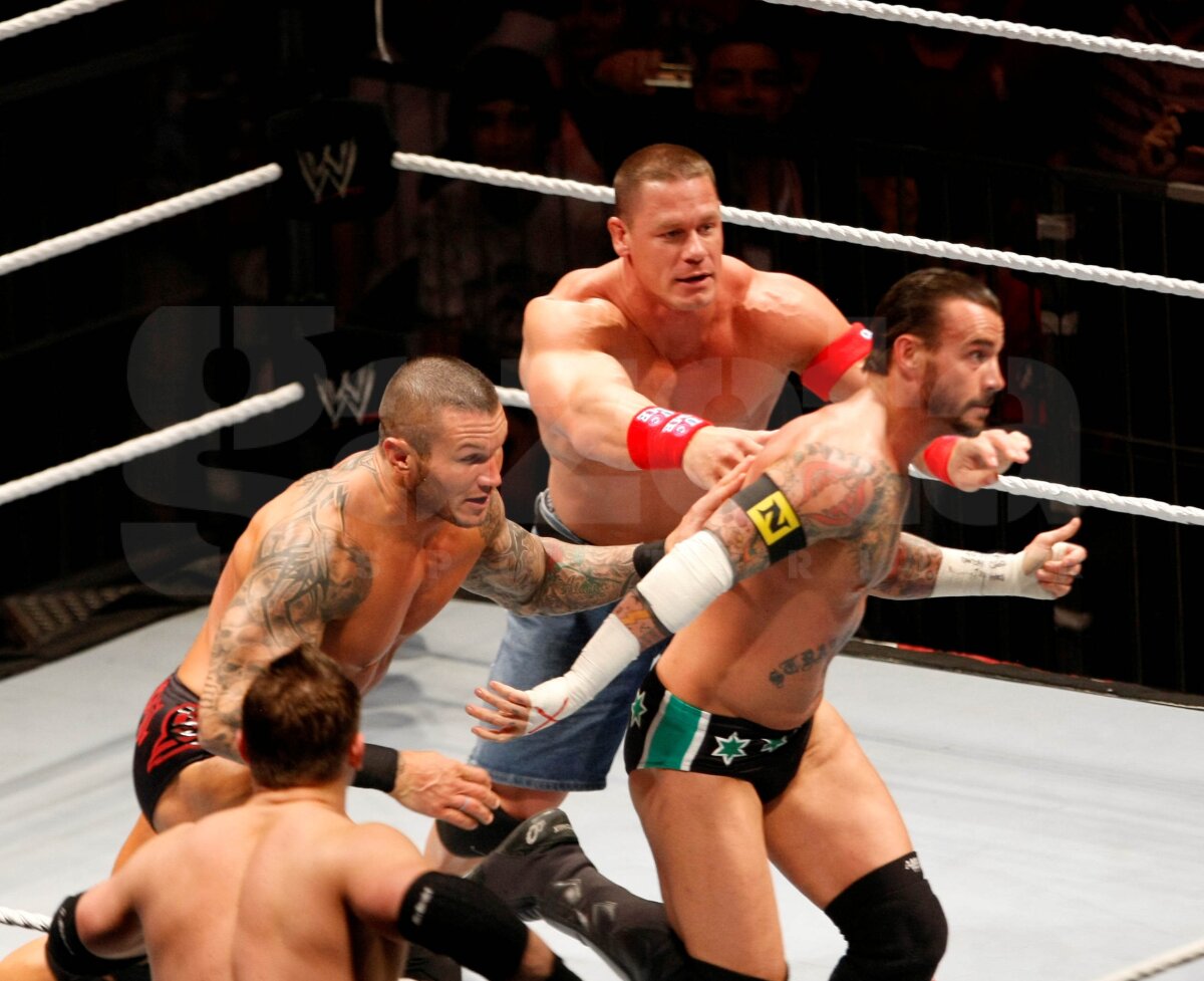 SUPER FOTO » John Cena şi Randy Orton au făcut spectacol la Polivalentă!