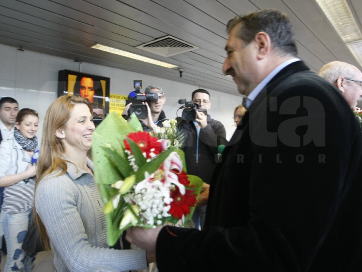 FOTO Alina Dumitru la revenirea în ţară: "Vreau medalie la Jocurile Olimpice, apoi mă retrag"