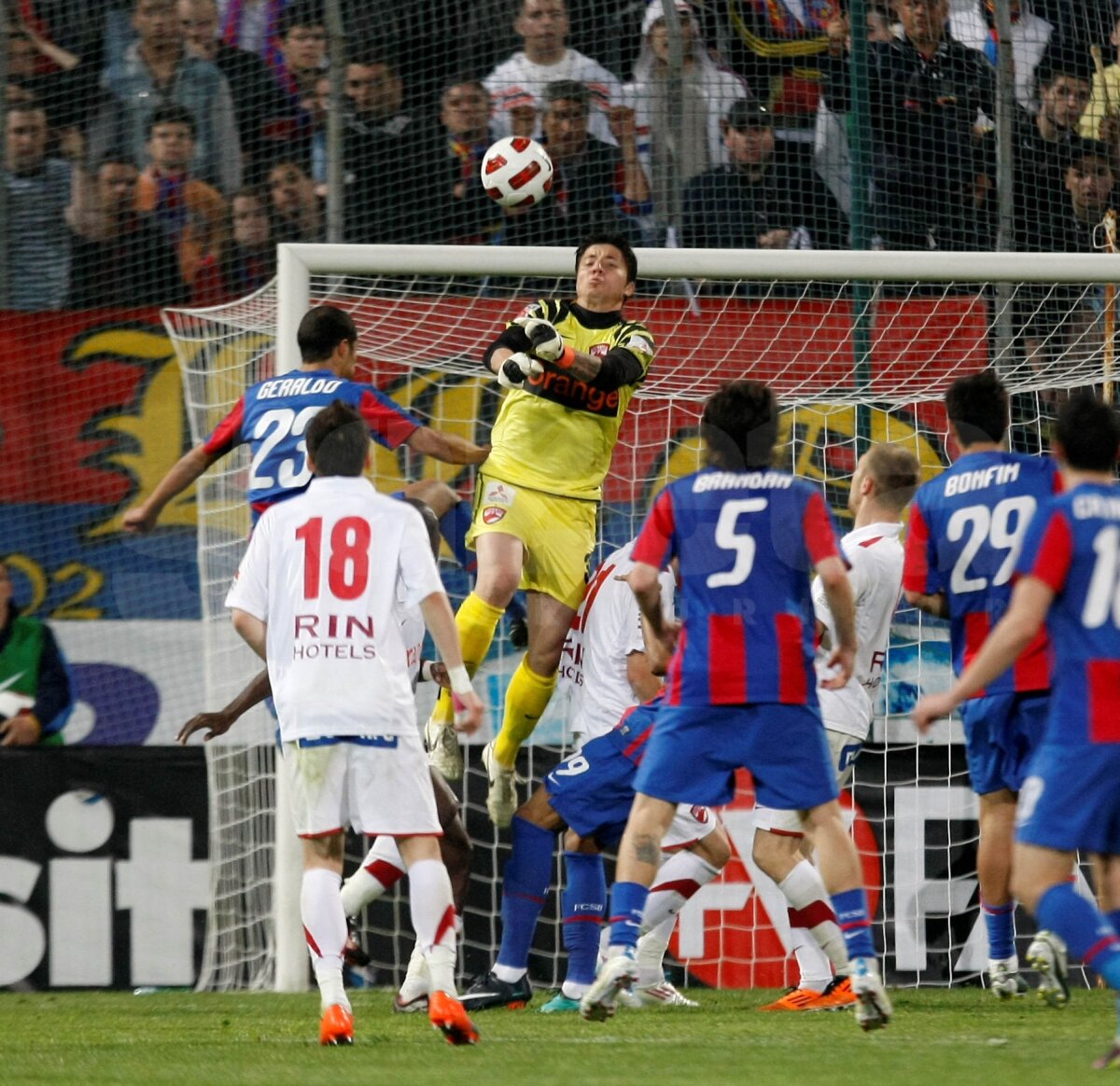 Cronica derbyului: Frumoasa fără noroc şi bestia de 1,67