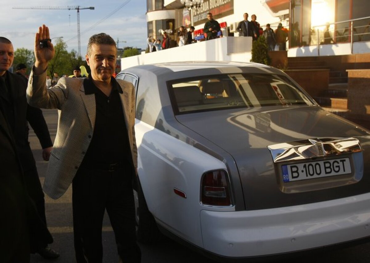 UPDATE Suporterii au atacat maşina lui Gigi Becali. "Vreau să-i văd la închisoare!"