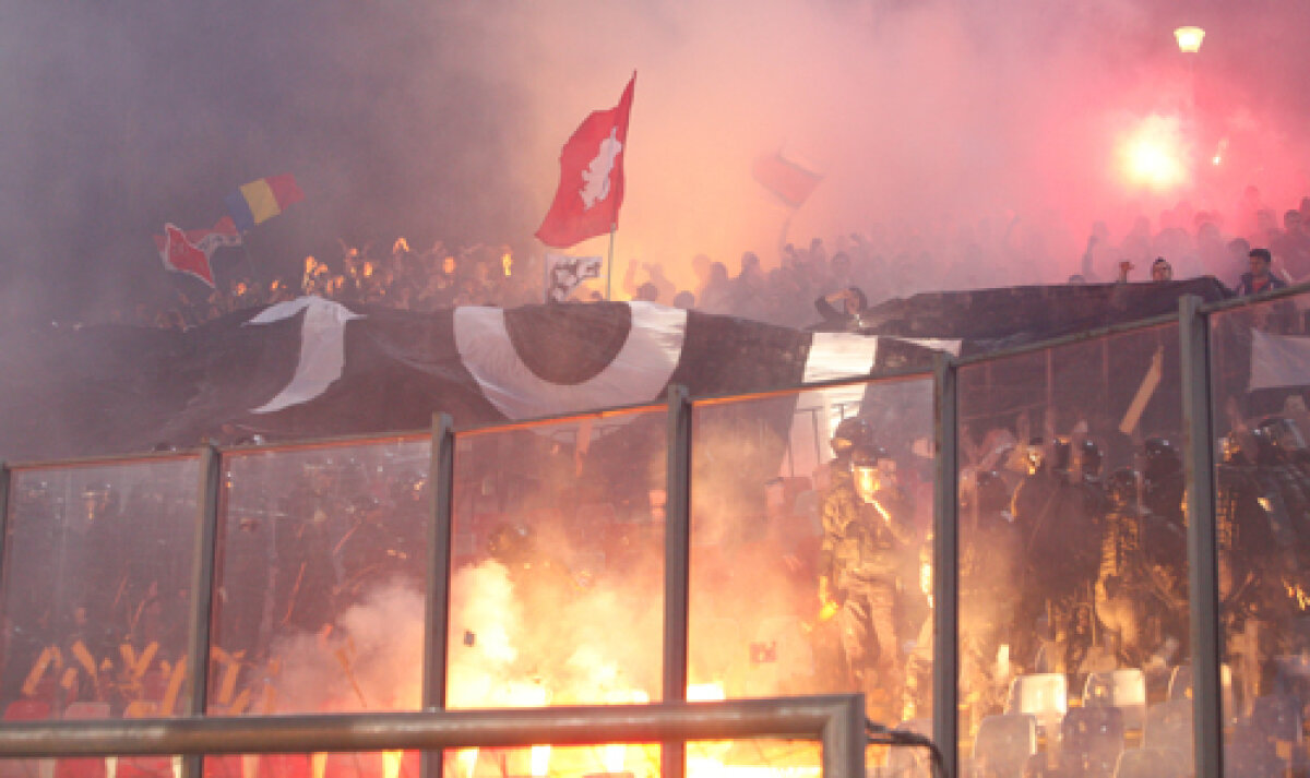 Premieră incredibilă la un meci din România: Jucătorii lui Dinamo au introdus torţele!