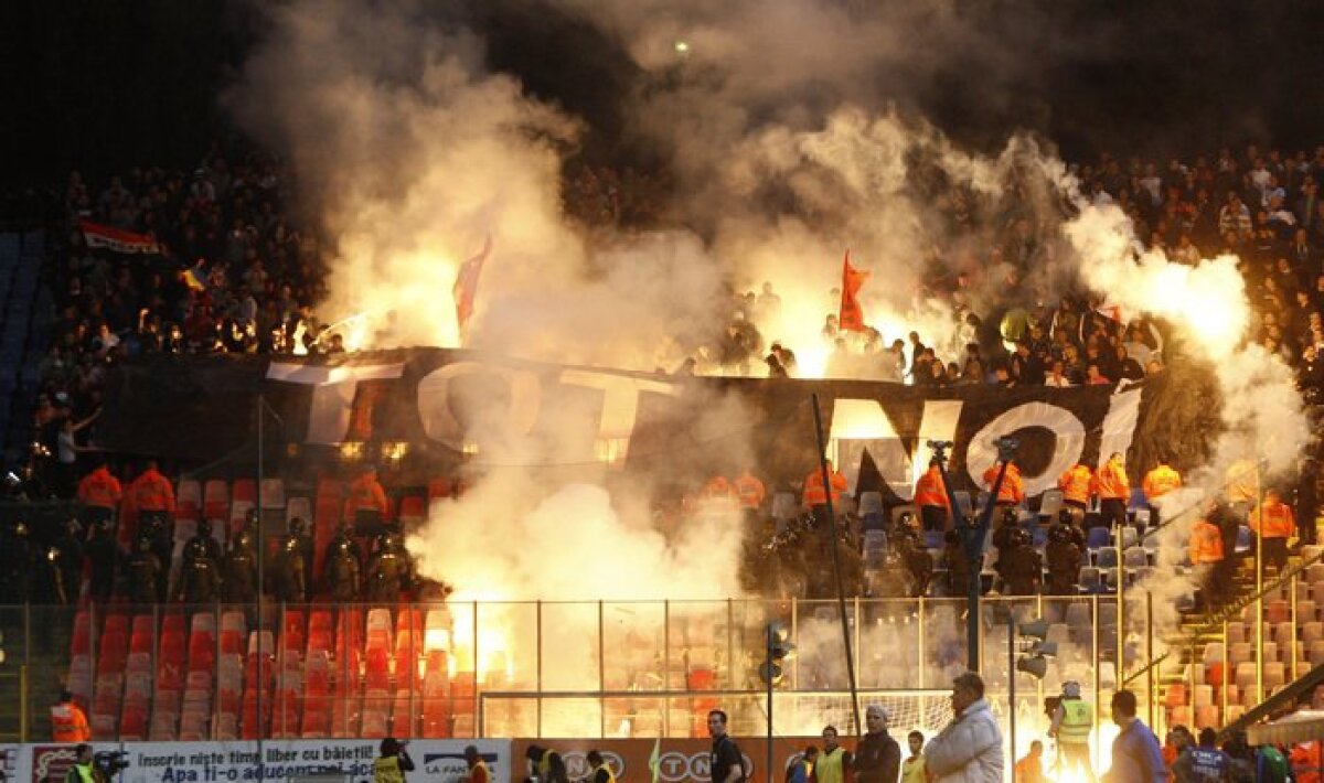 Premieră incredibilă la un meci din România: Jucătorii lui Dinamo au introdus torţele!