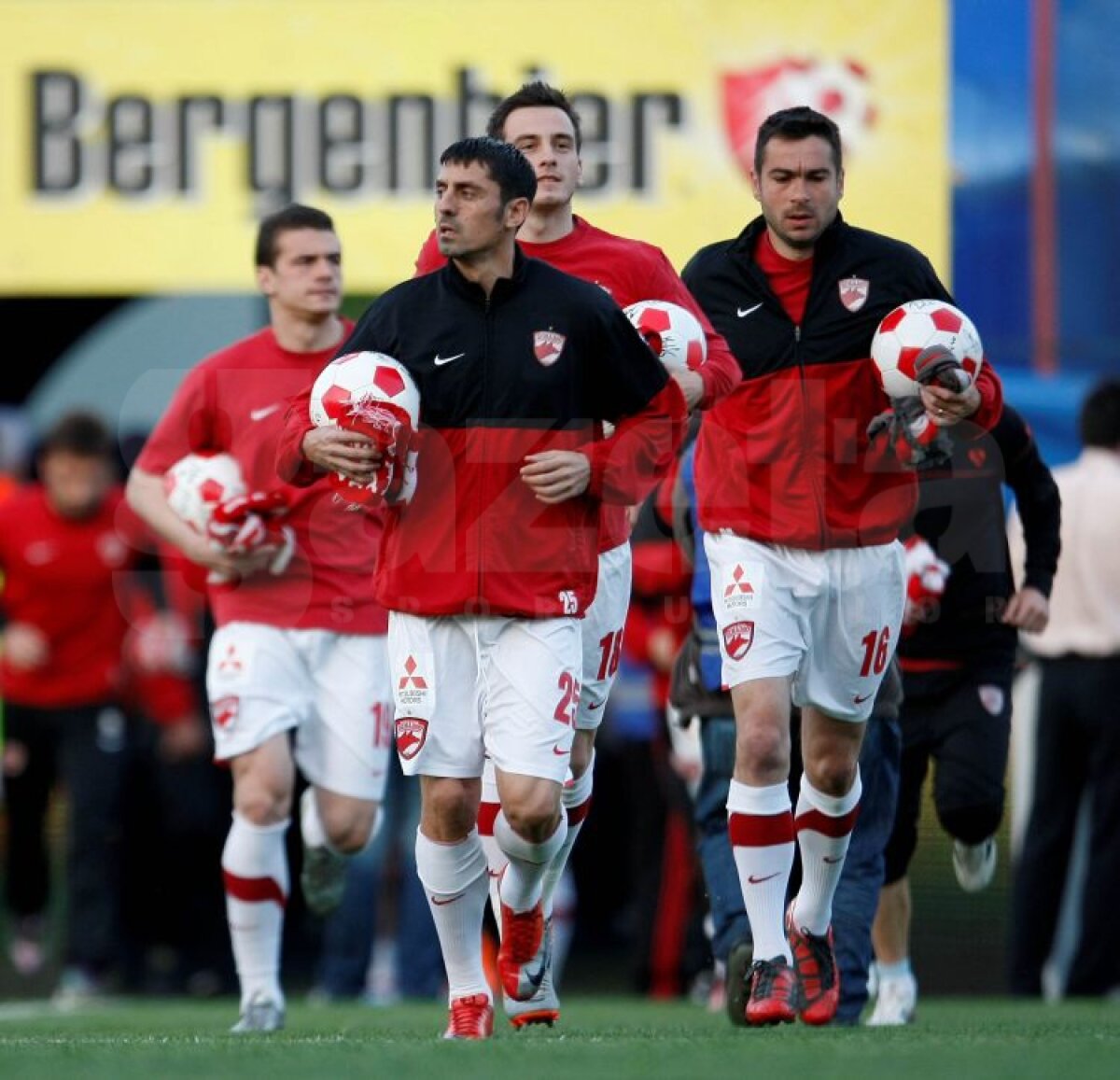 FOTO » Gazeta a reconstituit "drumul" torţelor din Ghencea » Ultras Dinamo: "Jucătorii ni le-au dat, sînt nişte eroi!"