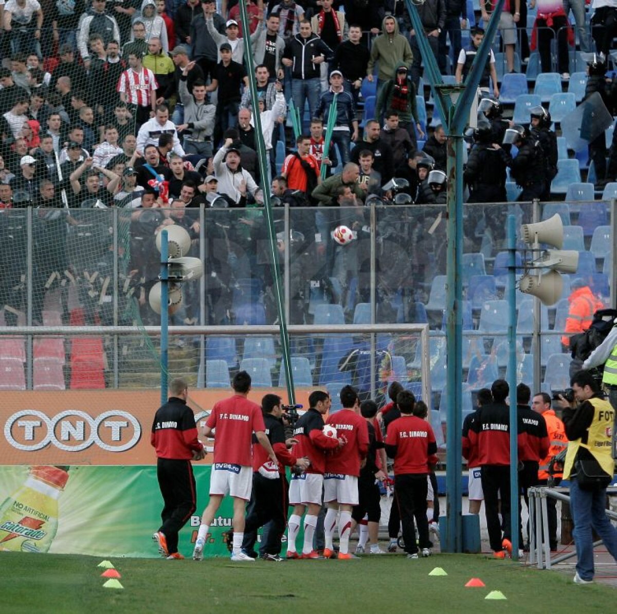 FOTO » Gazeta a reconstituit "drumul" torţelor din Ghencea » Ultras Dinamo: "Jucătorii ni le-au dat, sînt nişte eroi!"