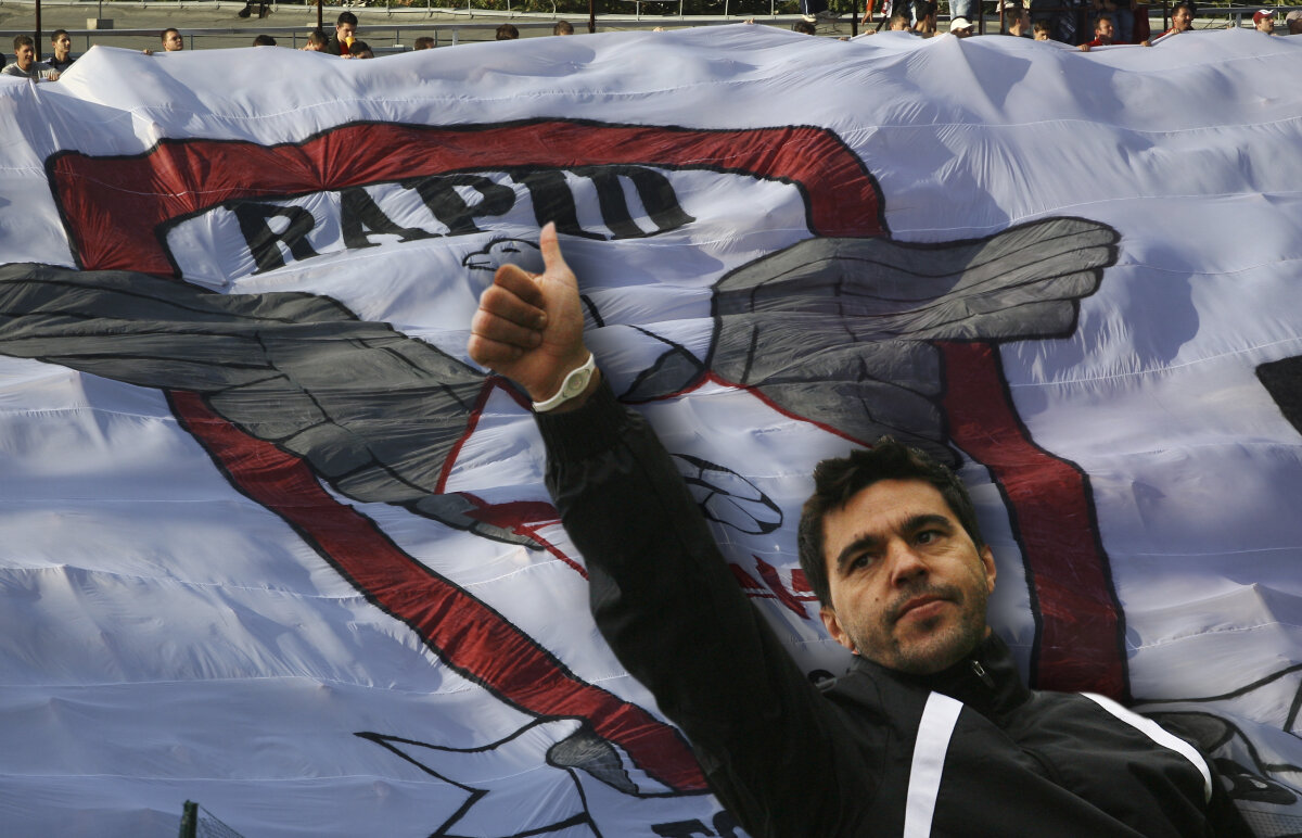 Aproape sigur Cristian Petre va conduce Rapidul pînă în vară. Copos insistă pentru Rednic