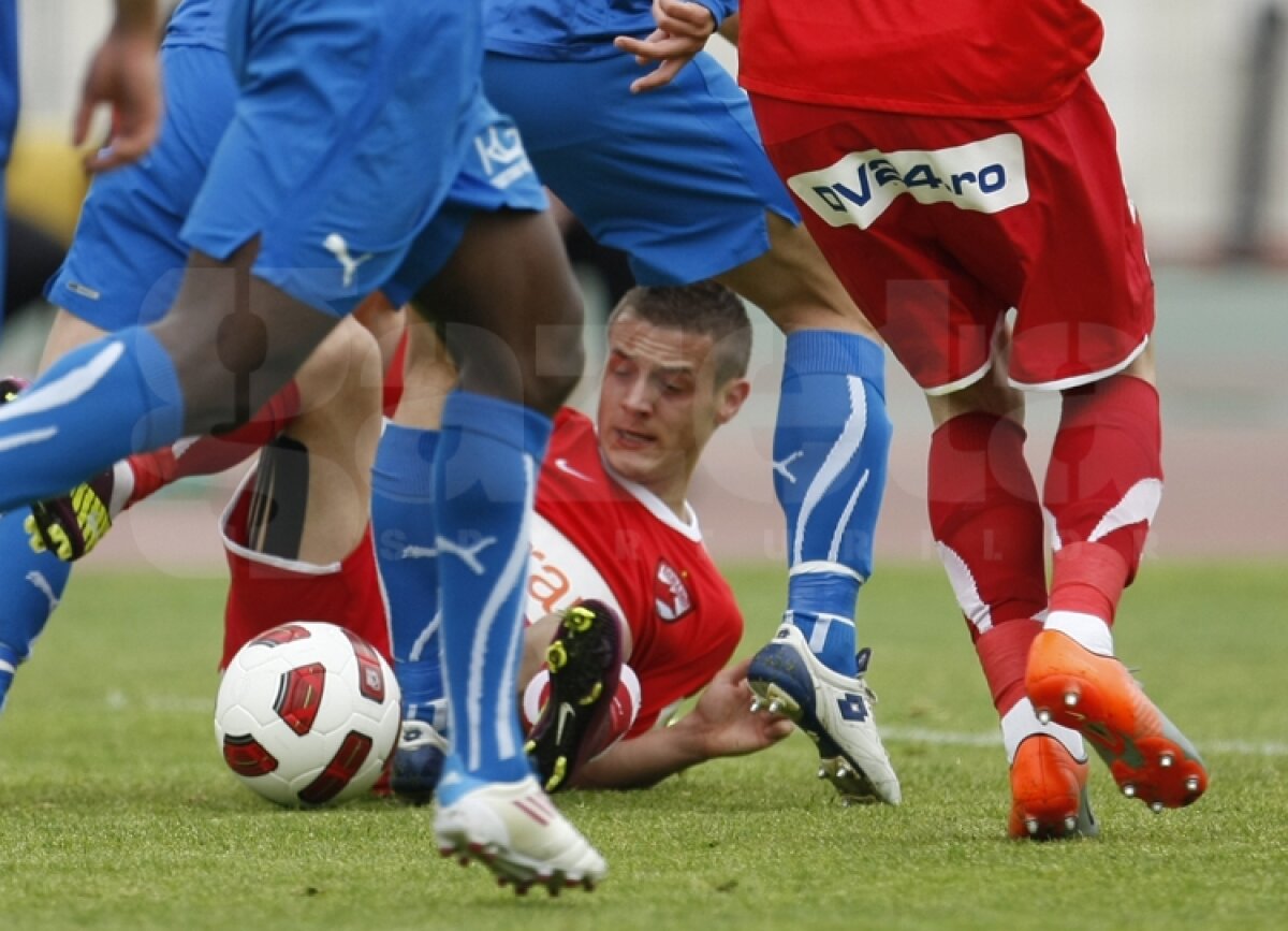 Dinamo - Gloria Bistriţa 3-0. "Cîinii" au ajuns la 6 puncte de lider!