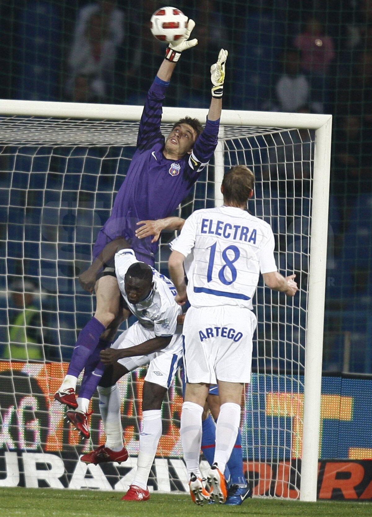 FOTO & VIDEO Cronica la Pandurii - Steaua 1-1 scrisă de Cristi Geambaşu » Voleul care ascunde ruşinea