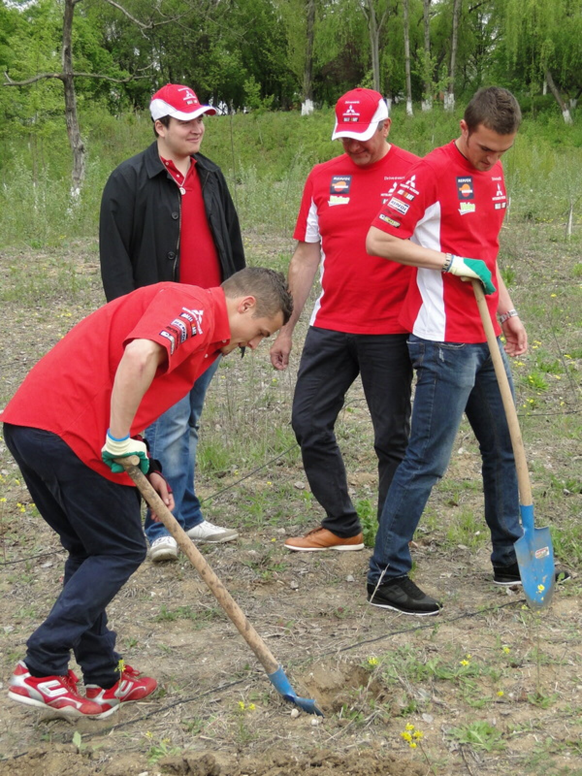 FOTO // Dinamoviştii se gîndesc la natură! Au plantat copaci la Bragadiru