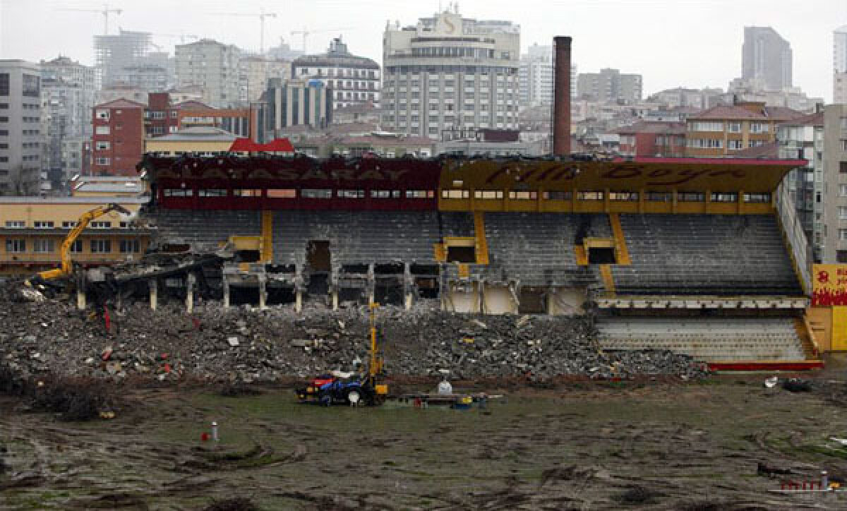 GALERIE FOTO » "Iadul" Ali Sami Yen devine istorie! În locul arenei apar blocuri şi birouri