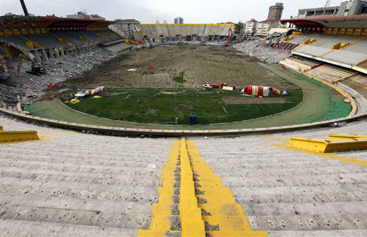 GALERIE FOTO » "Iadul" Ali Sami Yen devine istorie! În locul arenei apar blocuri şi birouri