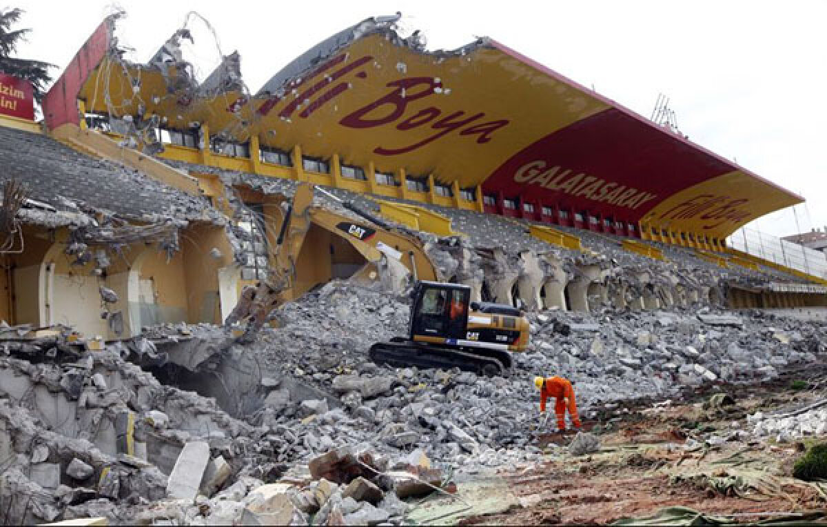 GALERIE FOTO » "Iadul" Ali Sami Yen devine istorie! În locul arenei apar blocuri şi birouri