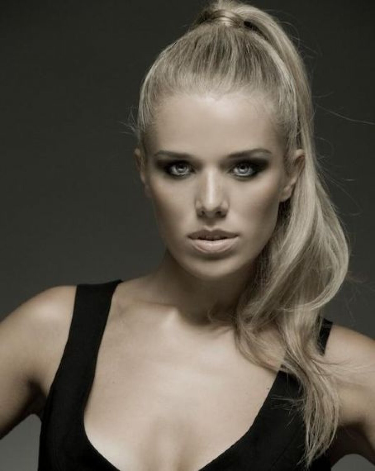 GALERIE FOTO » Adelina Chivu, în top 50 al celor mai sexy neveste de fotbalişti!