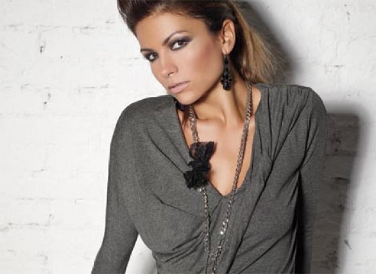 GALERIE FOTO » Adelina Chivu, în top 50 al celor mai sexy neveste de fotbalişti!