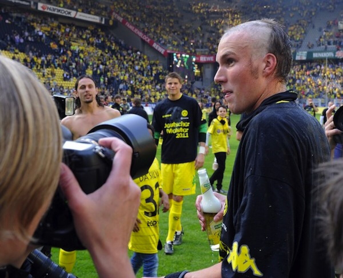 Promisiune respectată » Grosskreutz de la Dortmund, tuns pe teren de un coechipier după cîştigarea titlului
