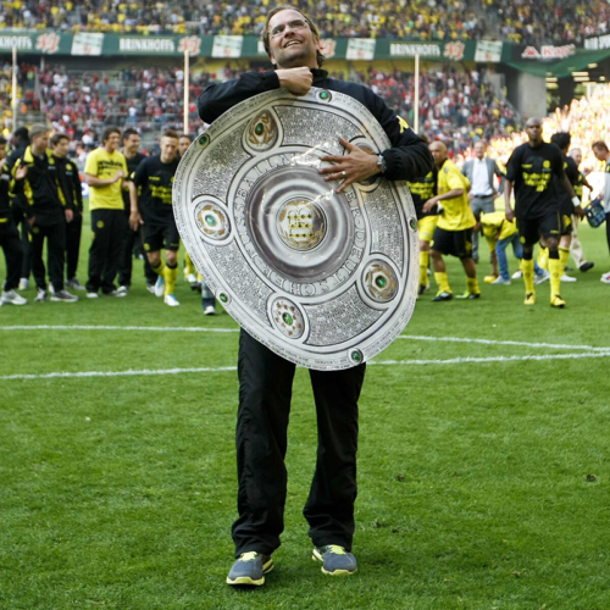Un titlu de aur pentru Dortmund » Plouă cu bani