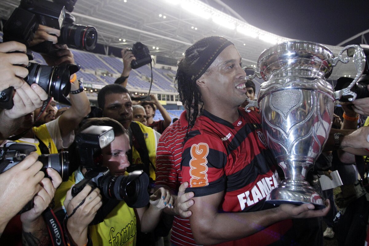 FOTO! Ronaldinho a cucerit primul trofeu după 5 ani! E campion cu Flamengo la Rio!