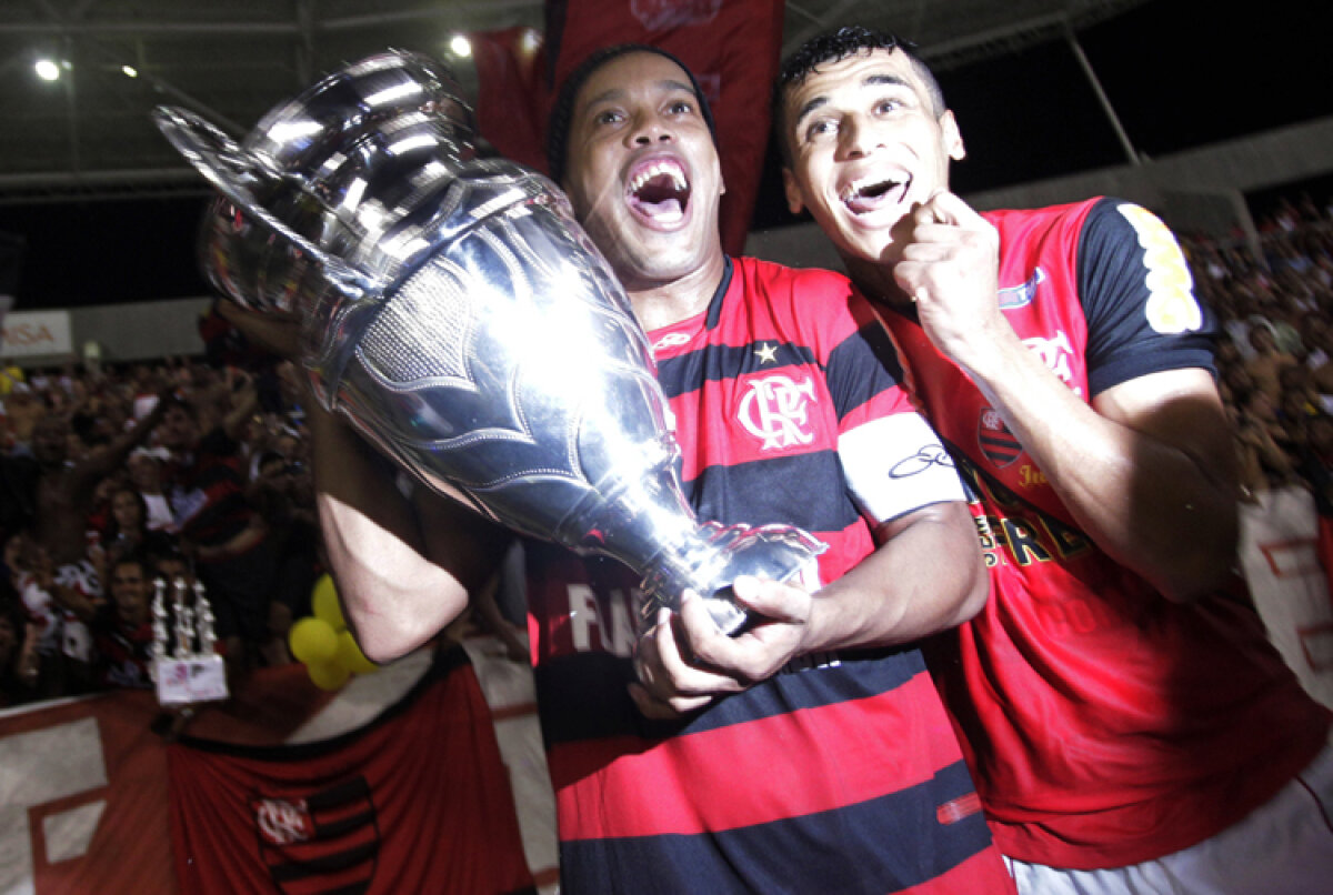 FOTO! Ronaldinho a cucerit primul trofeu după 5 ani! E campion cu Flamengo la Rio!