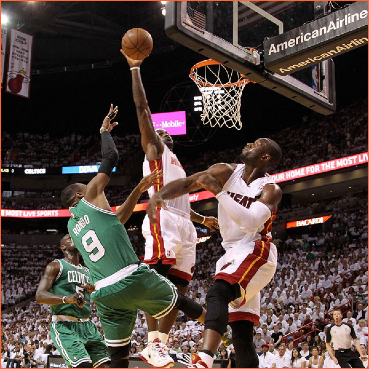 FOTO! Miami Heat sărbătoreşte cu fanii moartea lui Osama bin Laden